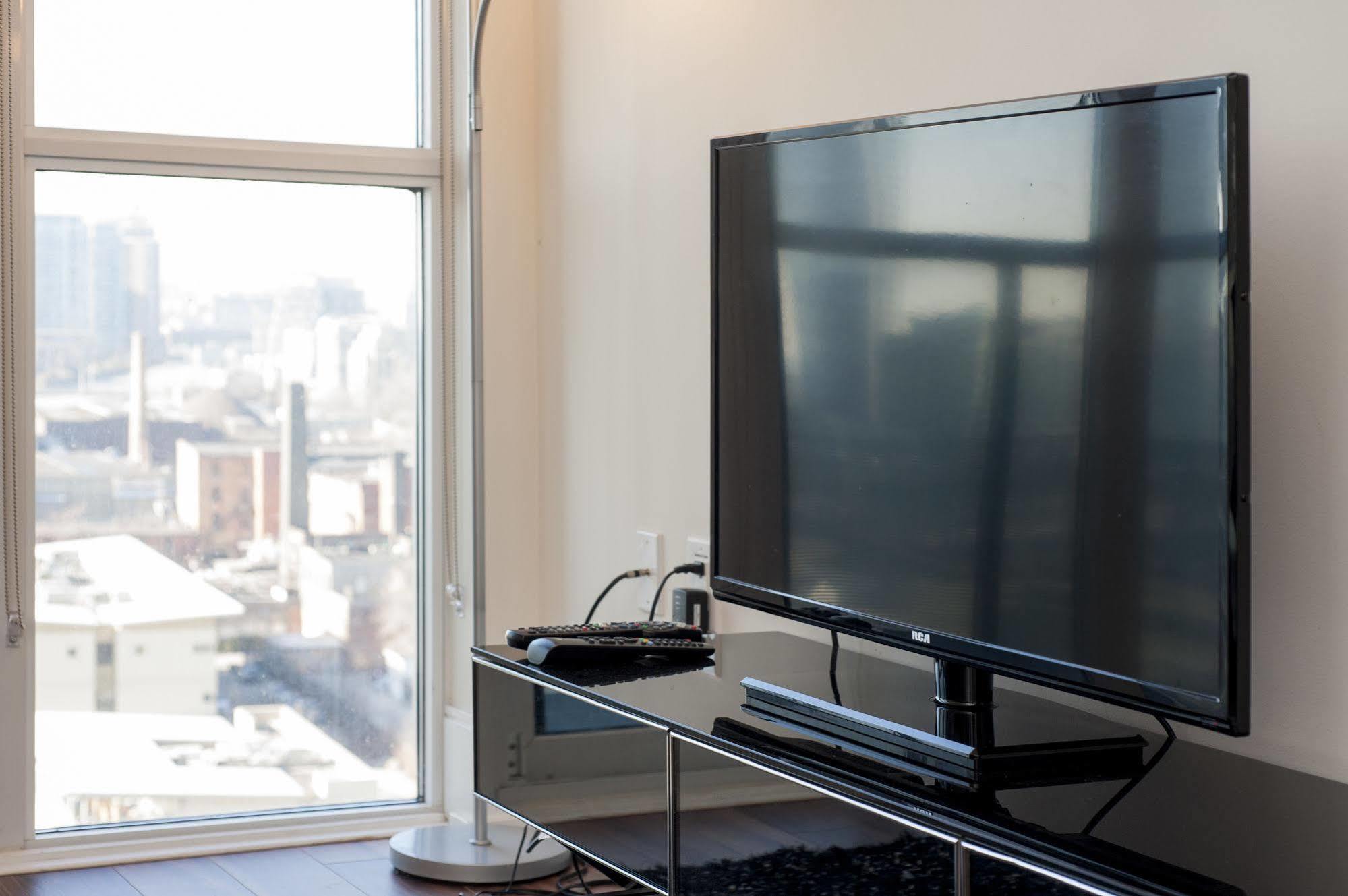 Life Suites Luxury Downtown Condos Торонто Екстер'єр фото