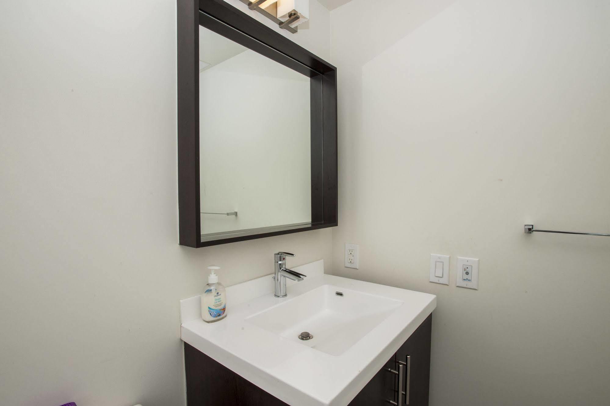 Life Suites Luxury Downtown Condos Торонто Екстер'єр фото