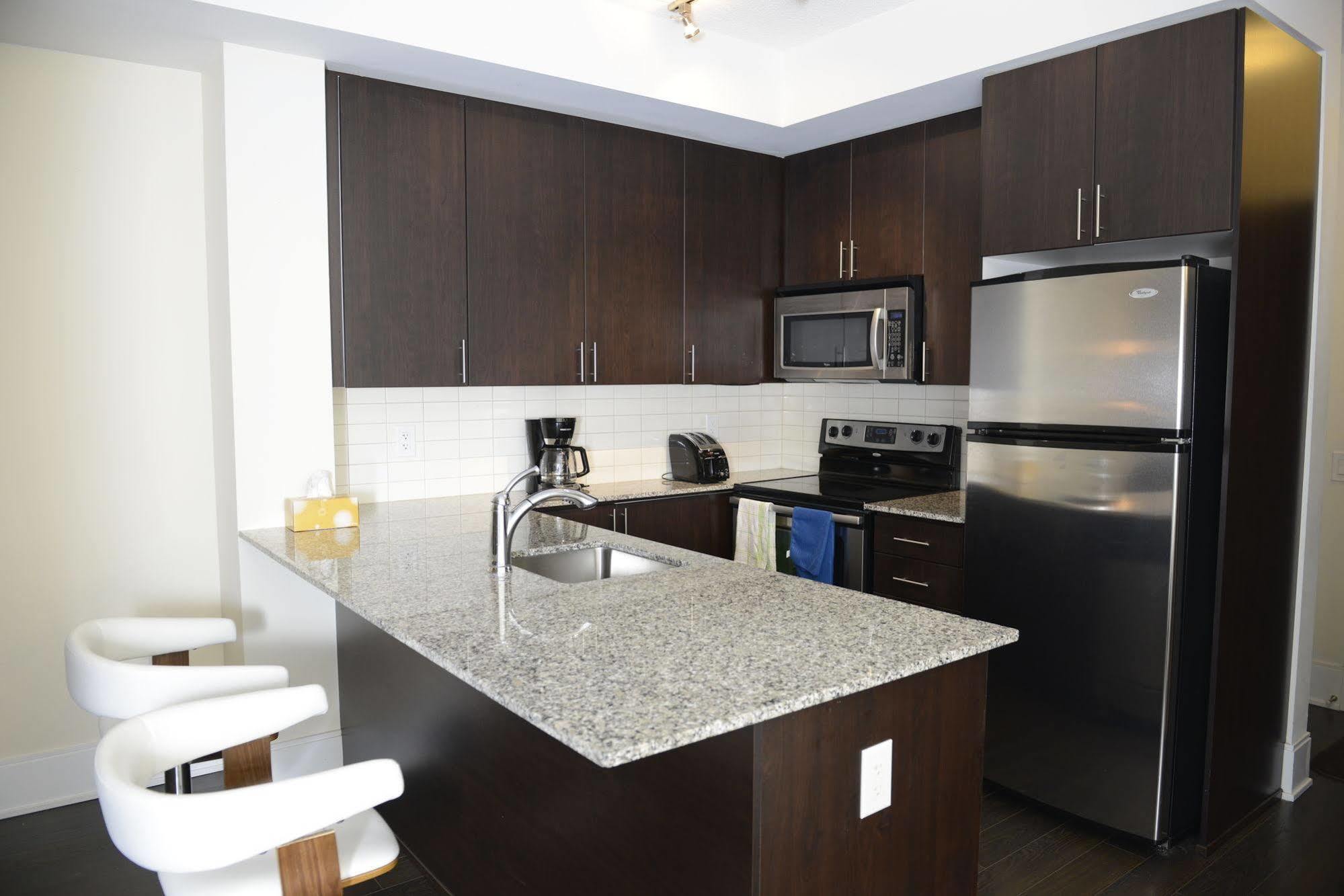 Life Suites Luxury Downtown Condos Торонто Екстер'єр фото