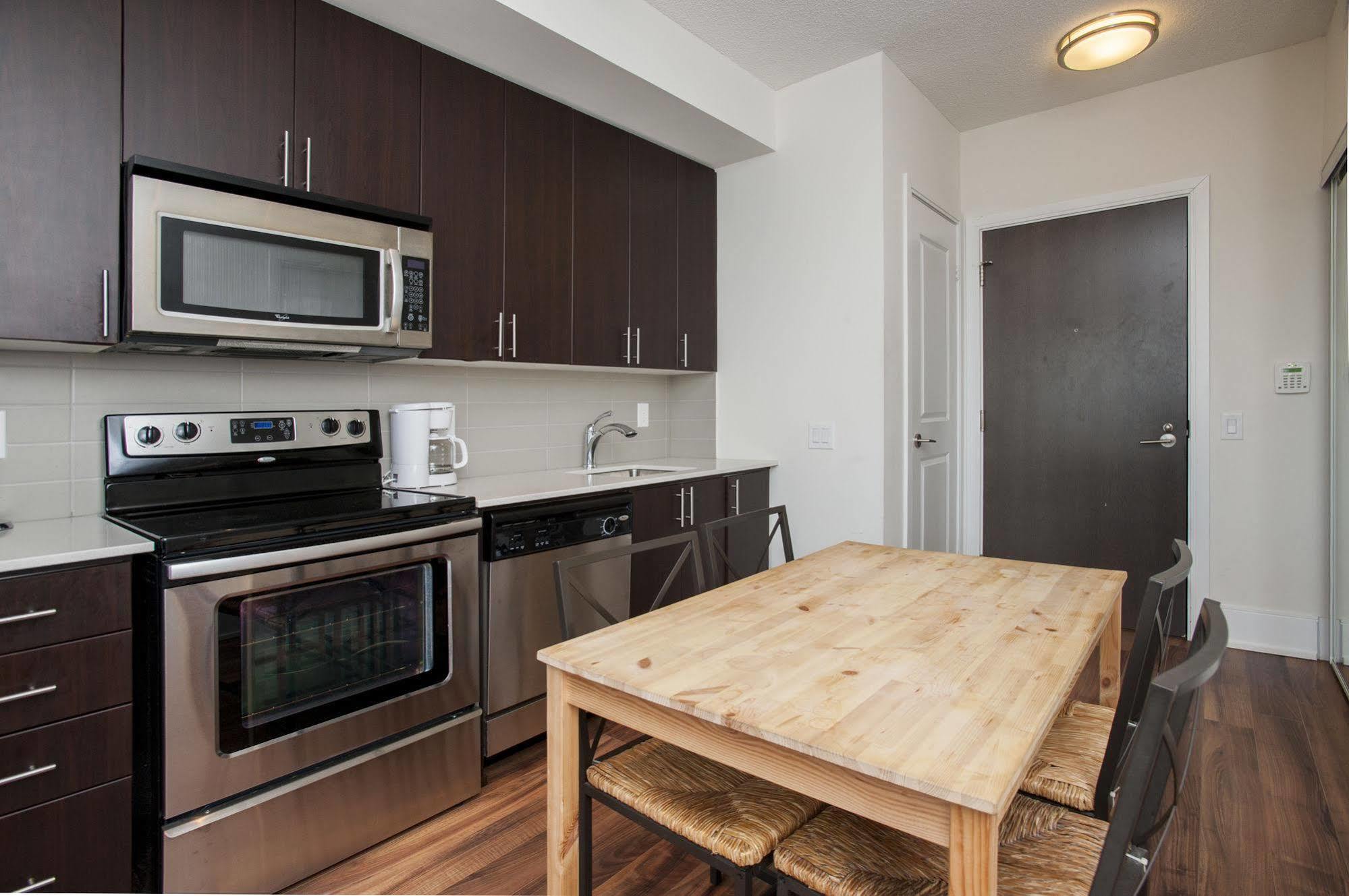 Life Suites Luxury Downtown Condos Торонто Екстер'єр фото