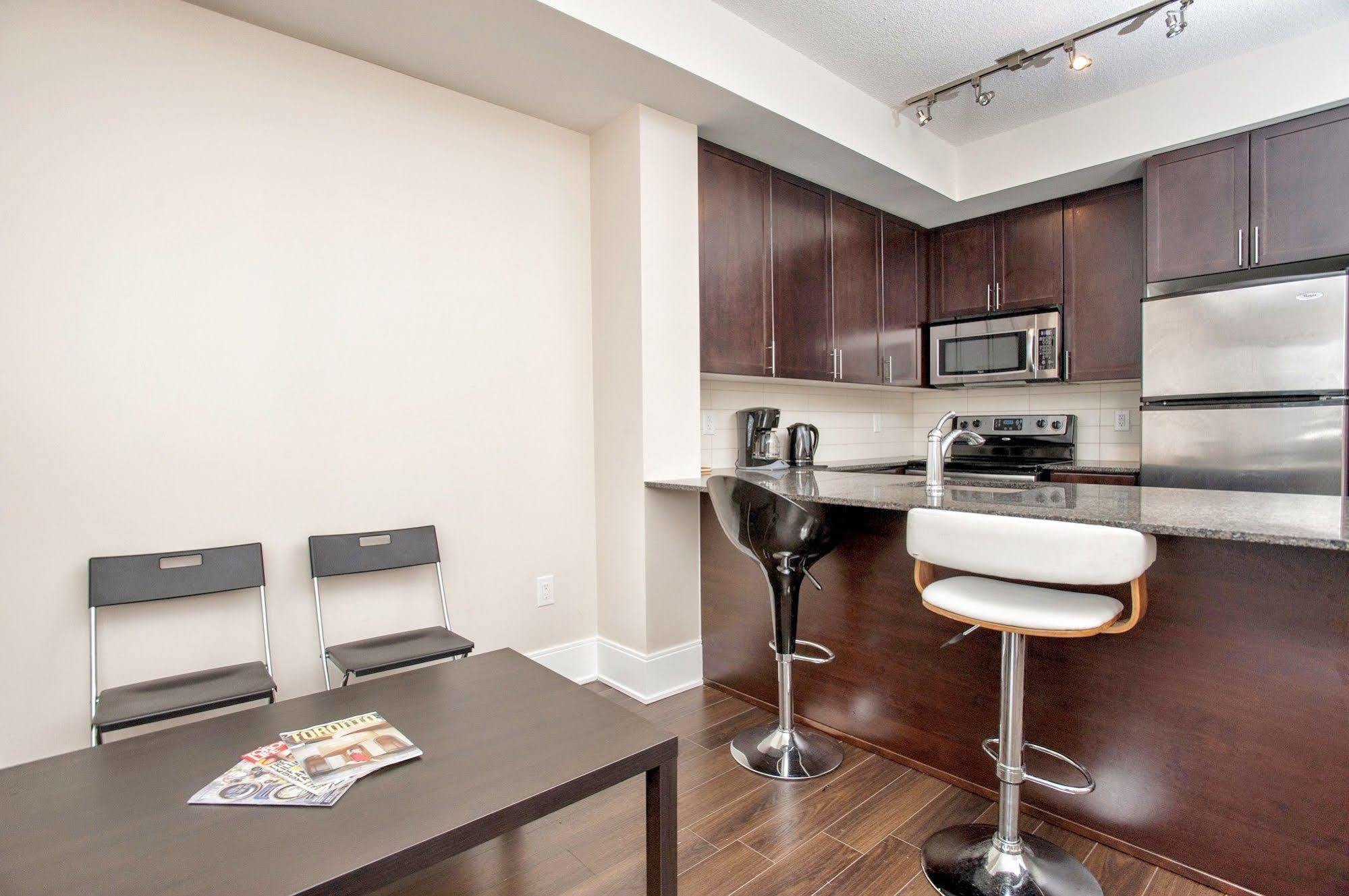 Life Suites Luxury Downtown Condos Торонто Екстер'єр фото