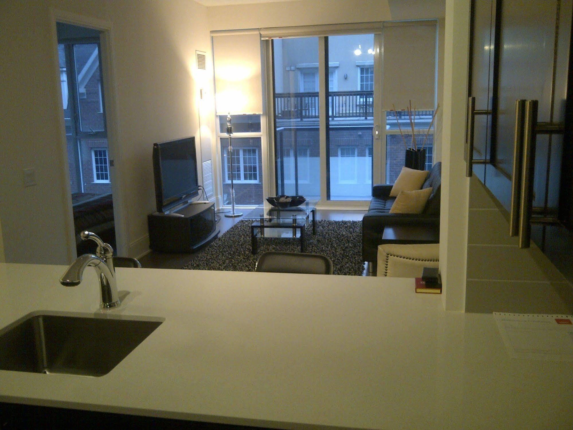 Life Suites Luxury Downtown Condos Торонто Екстер'єр фото
