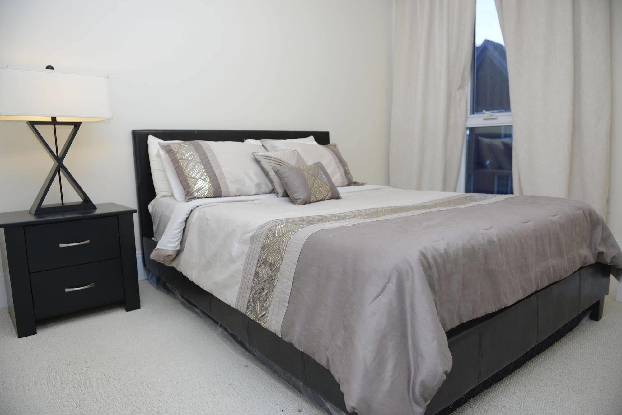 Life Suites Luxury Downtown Condos Торонто Екстер'єр фото