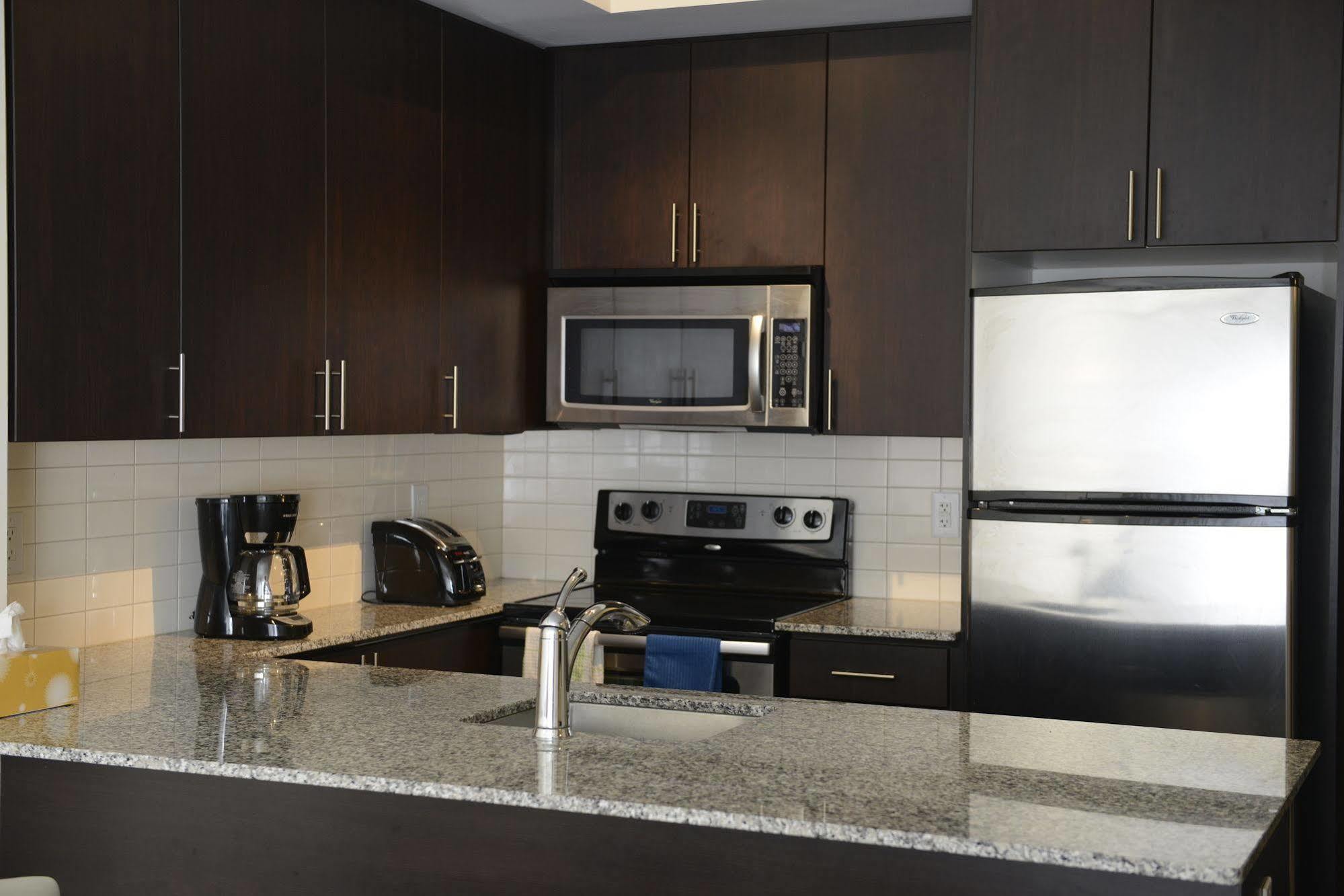 Life Suites Luxury Downtown Condos Торонто Екстер'єр фото