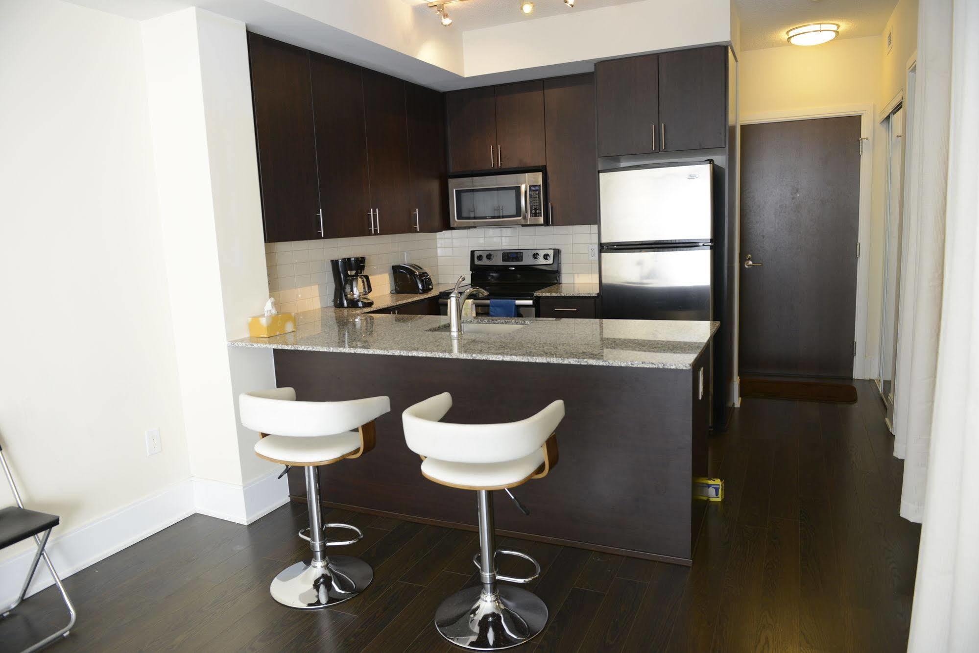 Life Suites Luxury Downtown Condos Торонто Екстер'єр фото