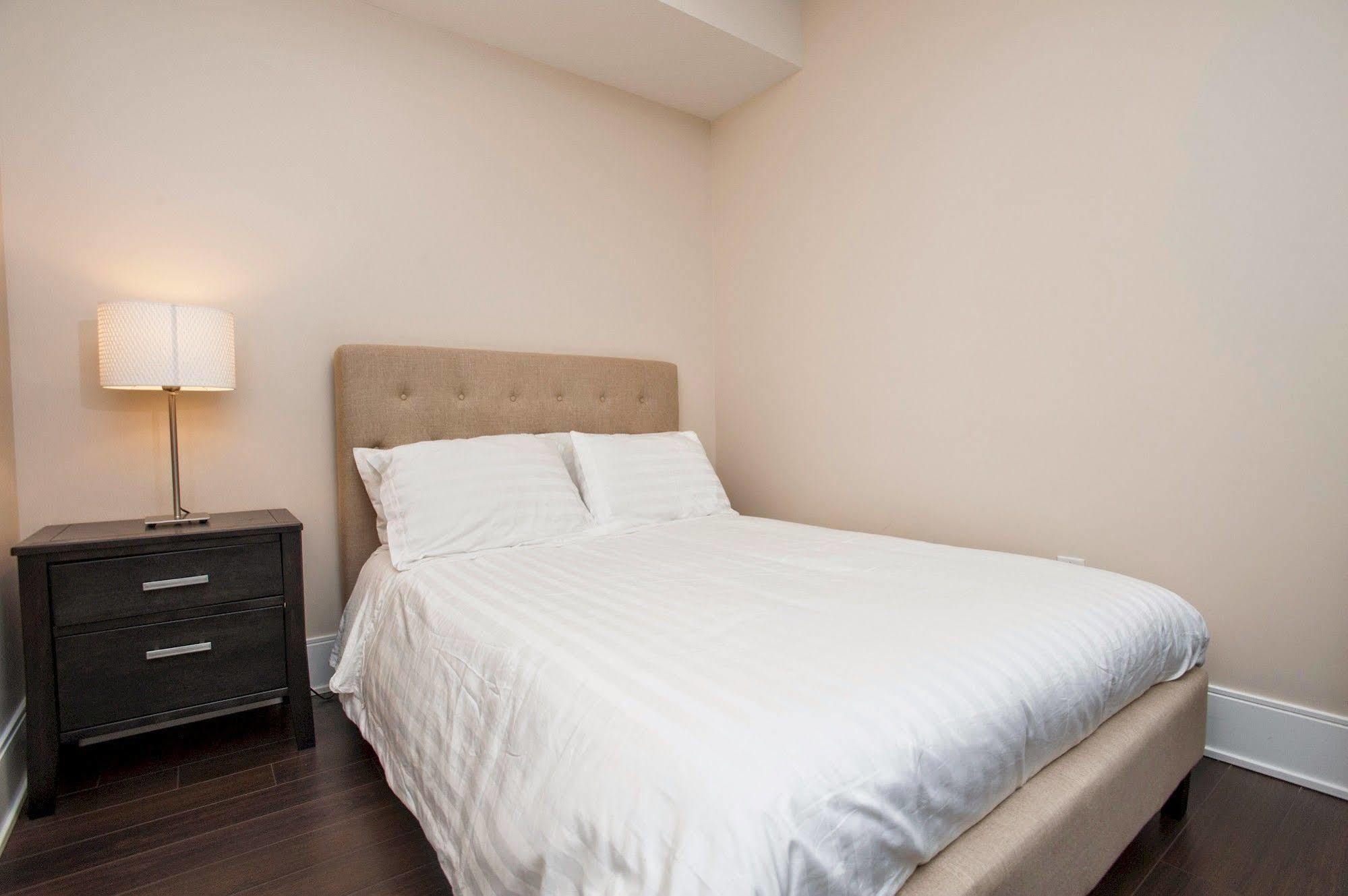 Life Suites Luxury Downtown Condos Торонто Екстер'єр фото