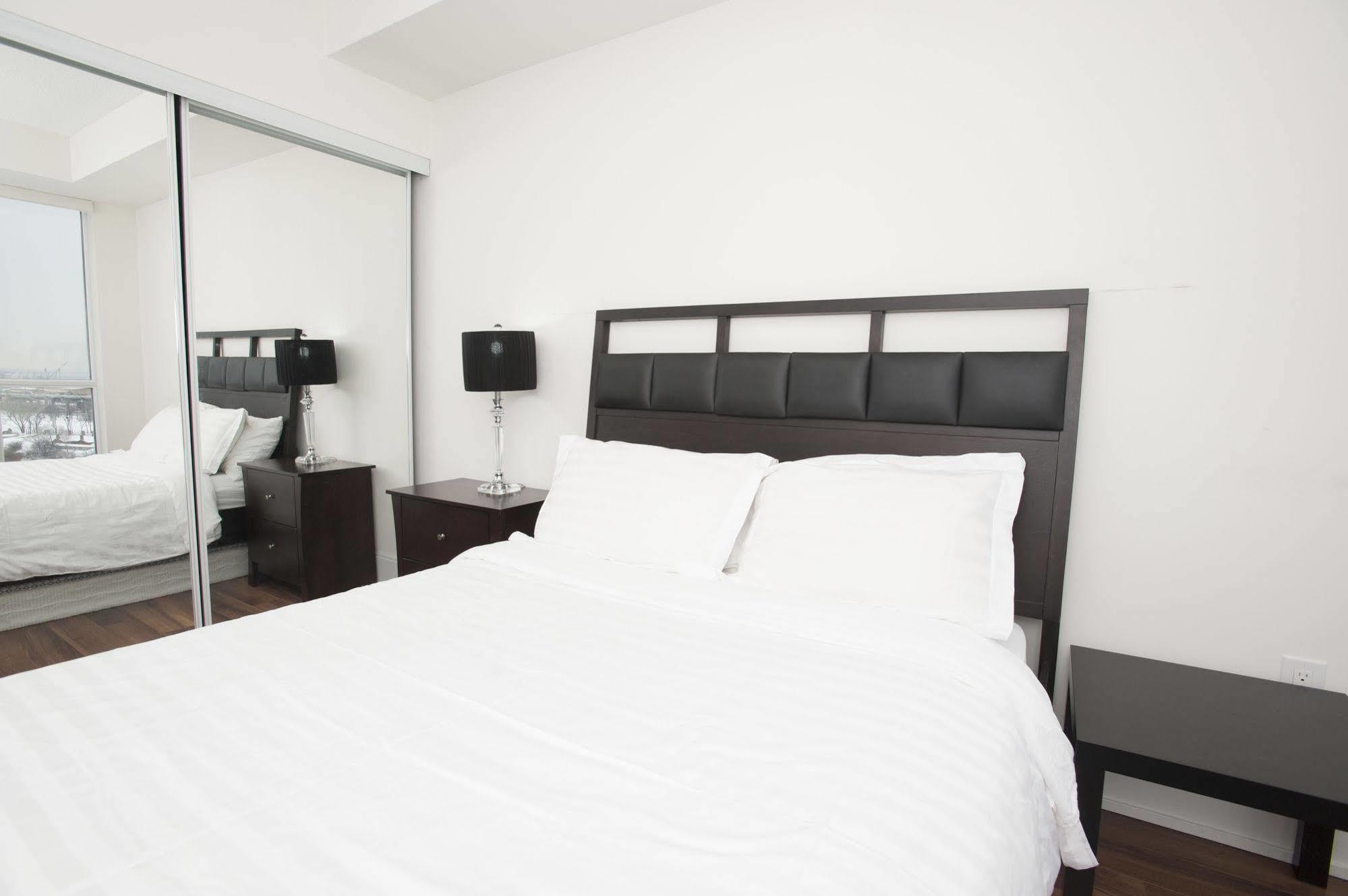 Life Suites Luxury Downtown Condos Торонто Екстер'єр фото