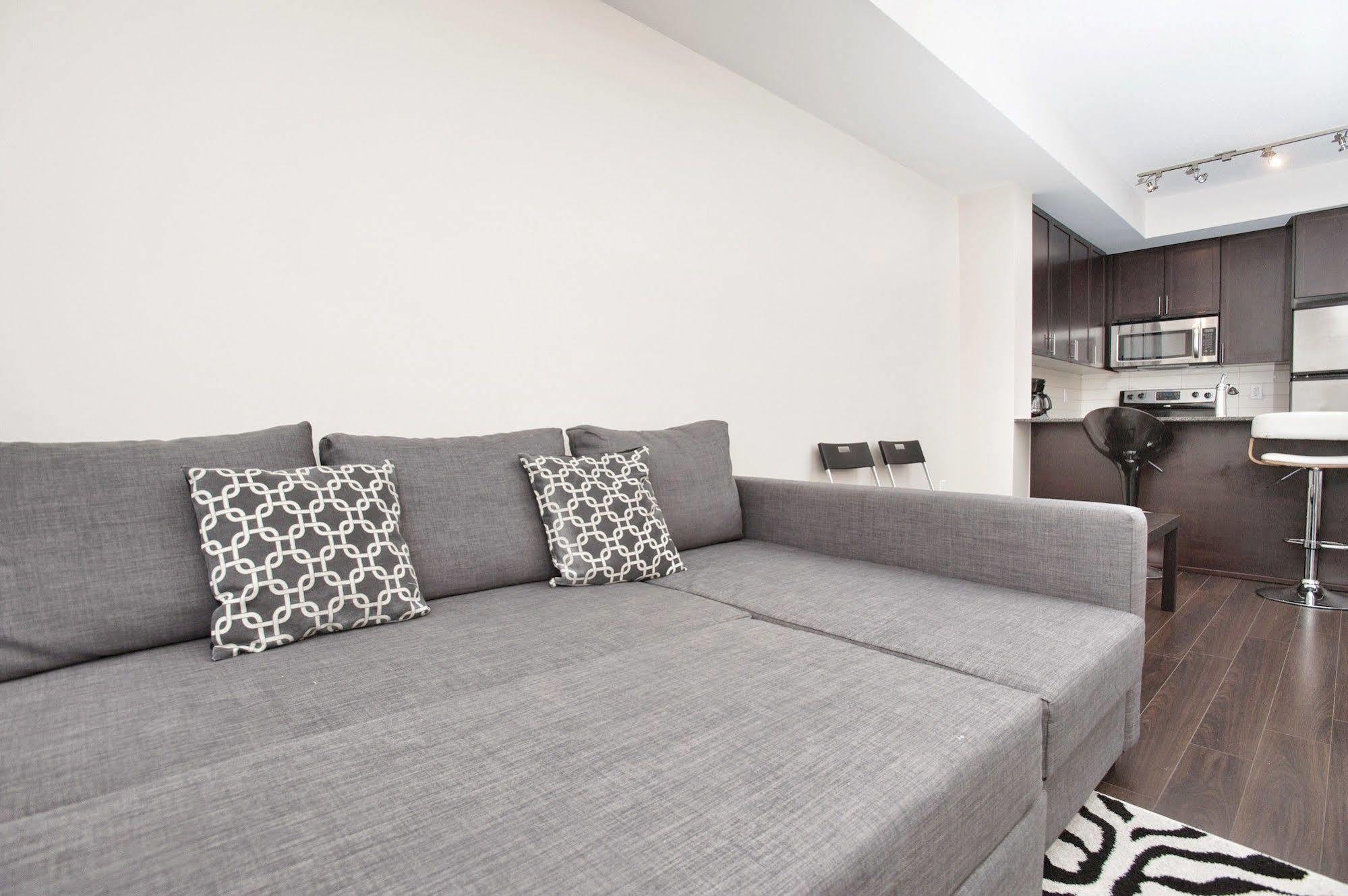 Life Suites Luxury Downtown Condos Торонто Екстер'єр фото